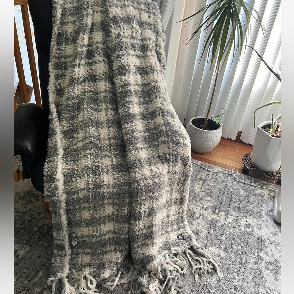 UGG Throw - Picture 4 of 16